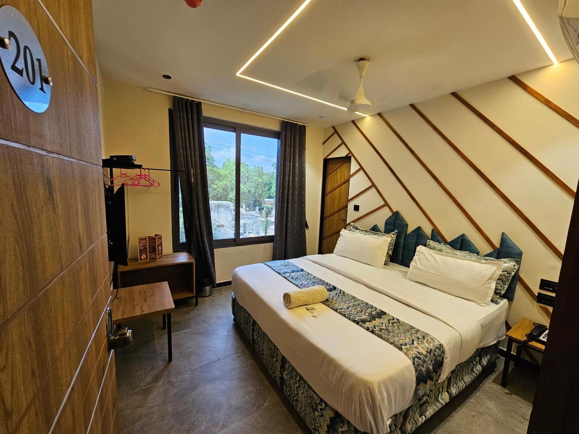 Hotel Nova Palm Rajkot Exterior photo