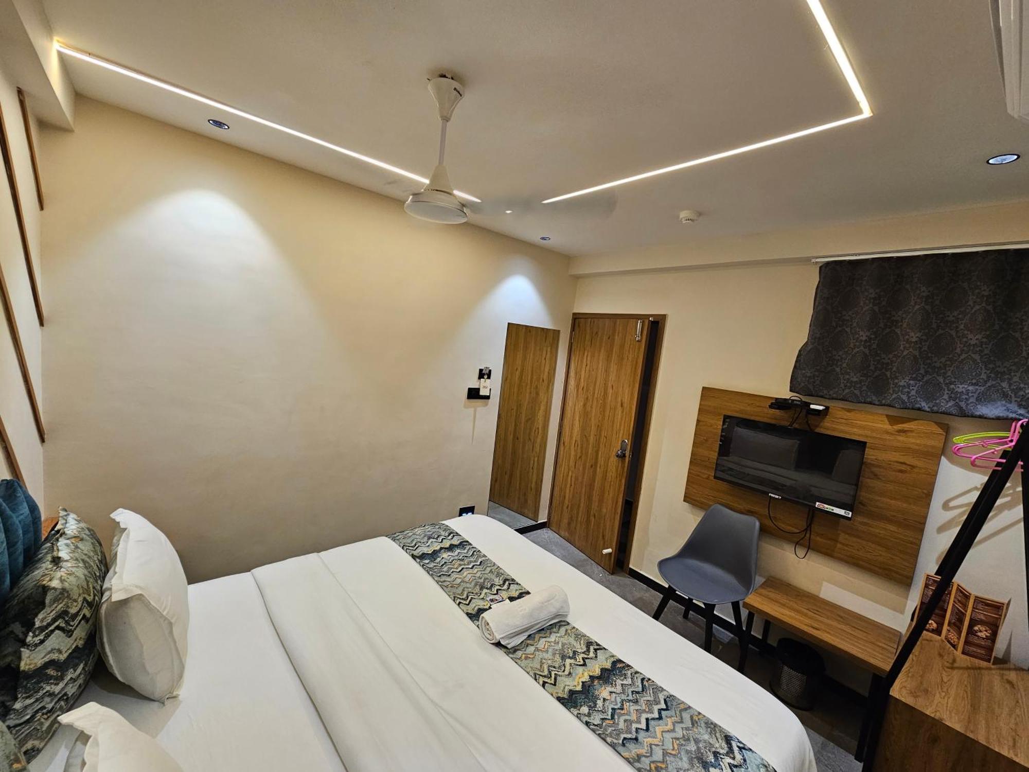 Hotel Nova Palm Rajkot Exterior photo